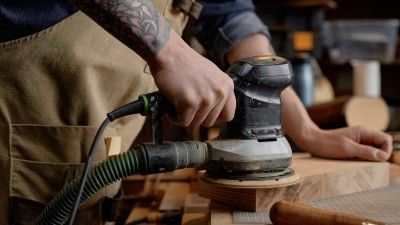 Ponceuse ou sableuse, quelle est la meilleure option pour un bon décapage ?