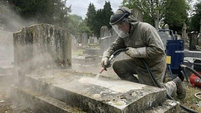 Comment décaper des dalles funéraires avec une aérogommeuse ?