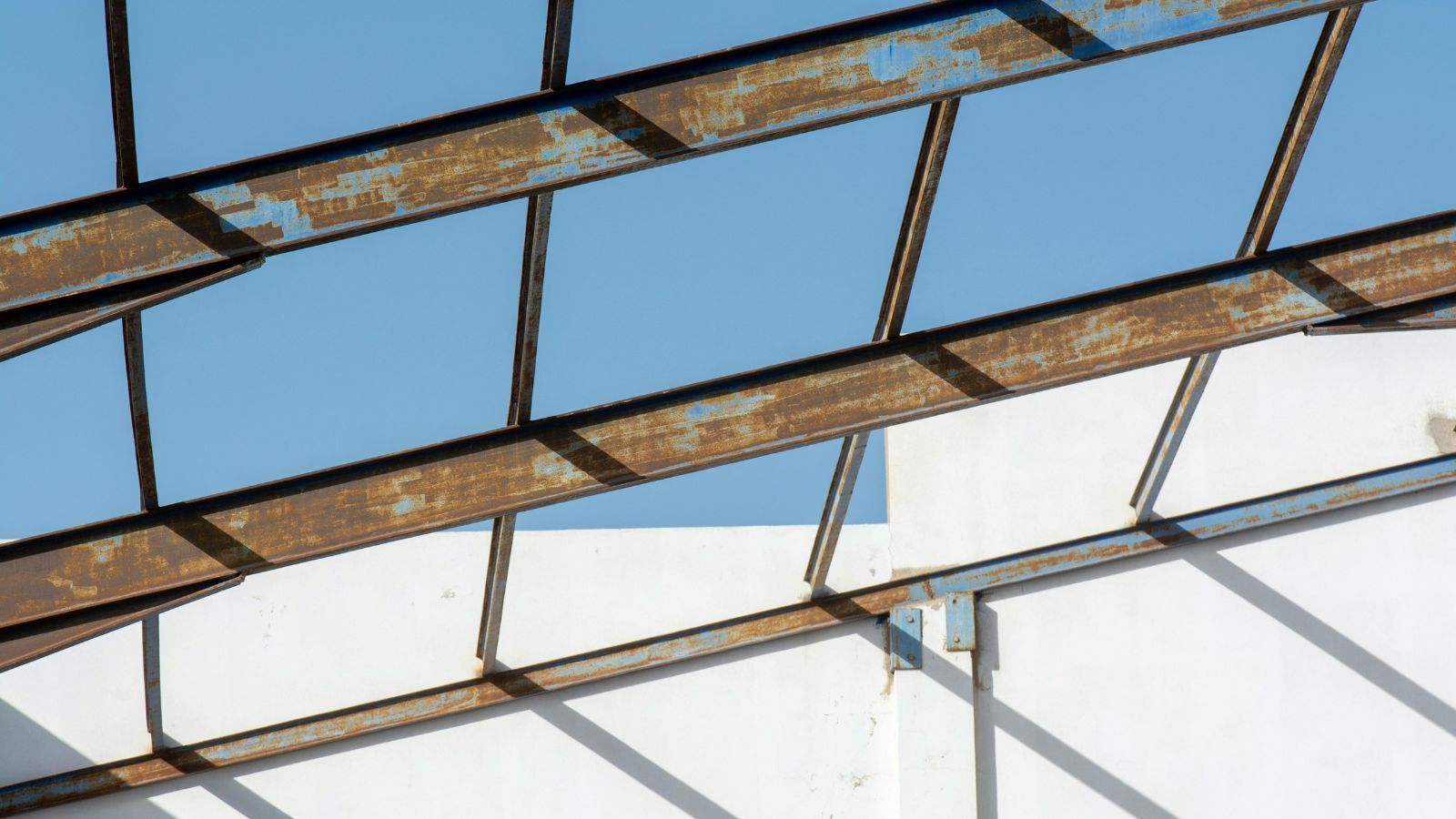 Poutres en métal rouillées à décaper